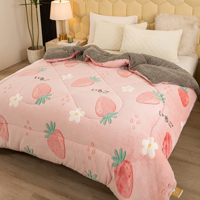 91家纺网 家纺一手货源 找家纺 2025新款直播雪花绒冬被法莱绒羊羔绒牛奶绒被子被芯 粉色草莓
