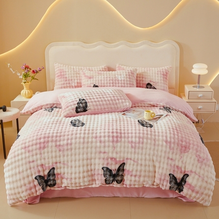 91家纺网 家纺一手货源 找家纺 巧格家纺 2025新款A类加厚泡泡牛奶绒印花工艺立体泡泡四件套（买家秀联系商家） 蝶追花