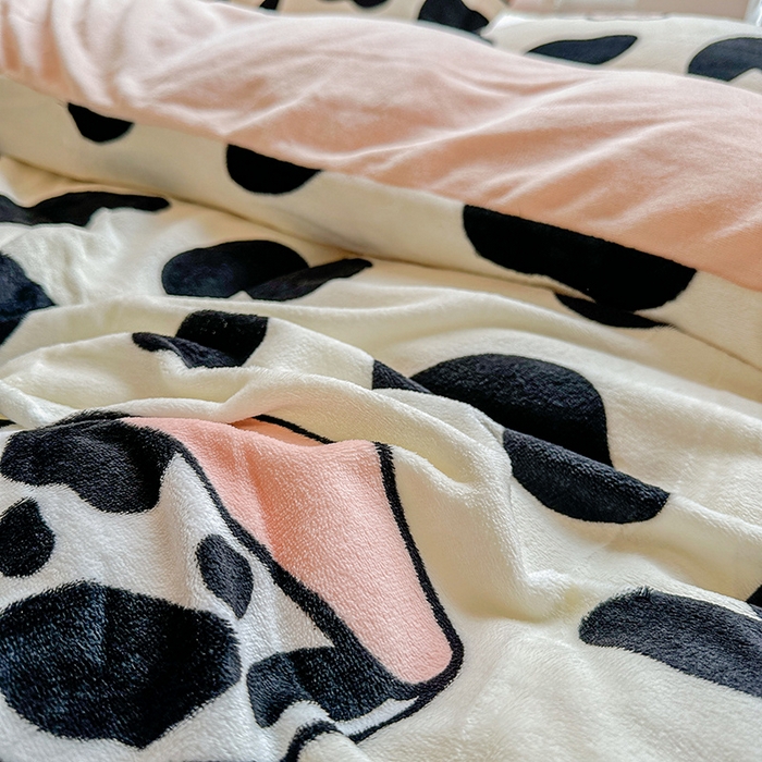 91家纺网 家纺一手货源 找家纺 卡普二店 2024新款牛奶绒印花四件套 奶牛杯