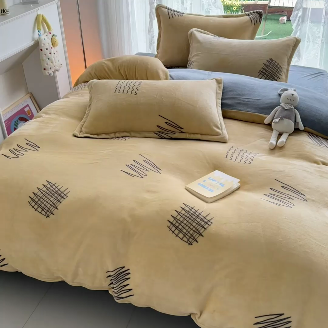 91家纺网 家纺一手货源 找家纺 丫丫家纺 2024新款加厚保暖牛奶绒印花四件套 金色年华