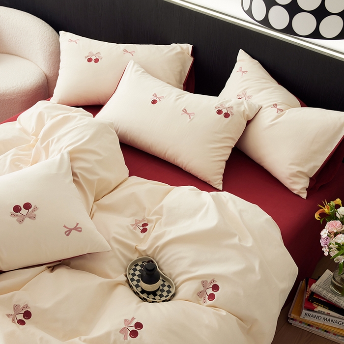 91家纺网 家纺一手货源 找家纺 2024新款60s全棉磨毛绣花四件套（元气卡通系） 蝴蝶结樱桃