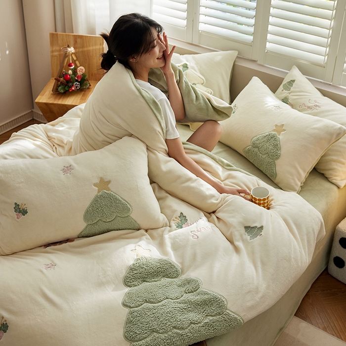 91家纺网 家纺一手货源 找家纺 2024新款牛奶绒立体贴布绣四件套 绒绒圣诞树