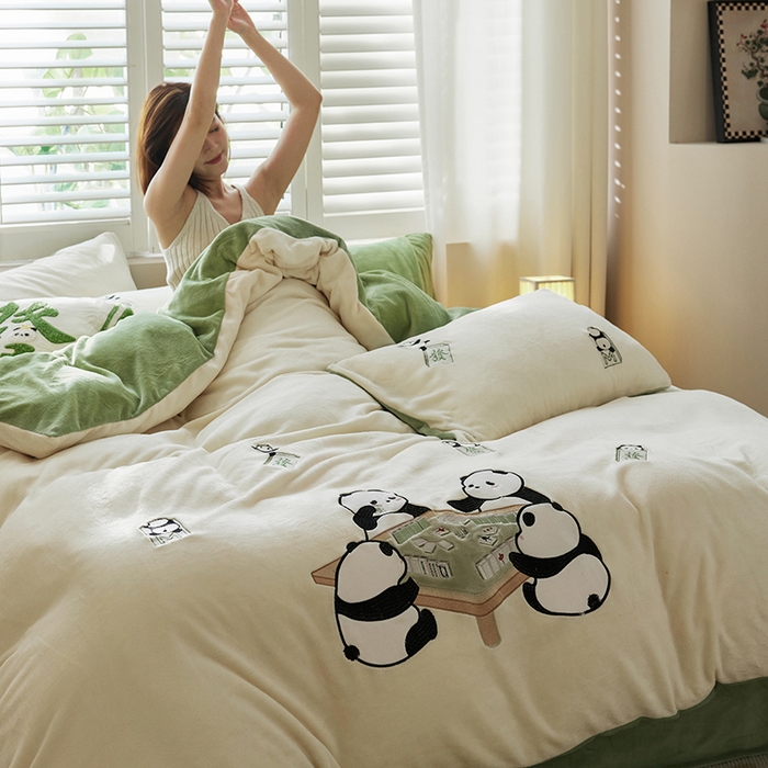 91家纺网 家纺一手货源 找家纺 2024新款牛奶绒立体贴布绣四件套 摆烂大熊猫