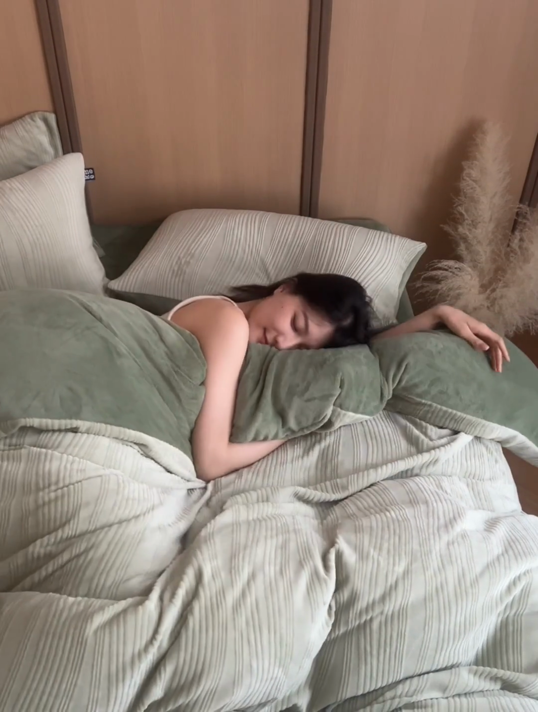 91家纺网 家纺一手货源 找家纺 2024新款全消光牛奶绒立体提花曲纹四件套 提花绒曲-复古绿