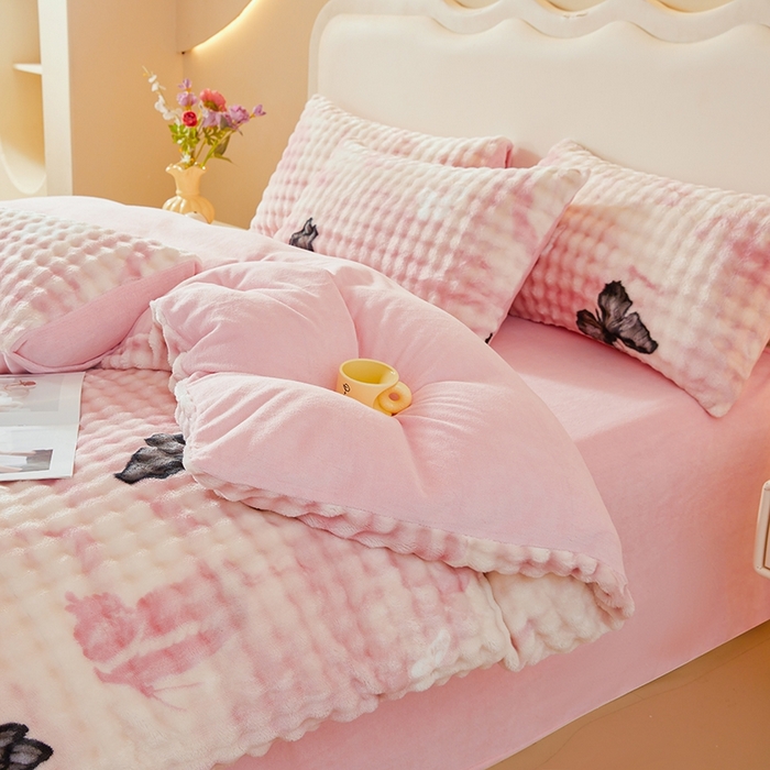 91家纺网 家纺一手货源 找家纺 巧格家纺 2025新款A类加厚泡泡牛奶绒印花工艺立体泡泡四件套（买家秀联系商家） 蝶追花