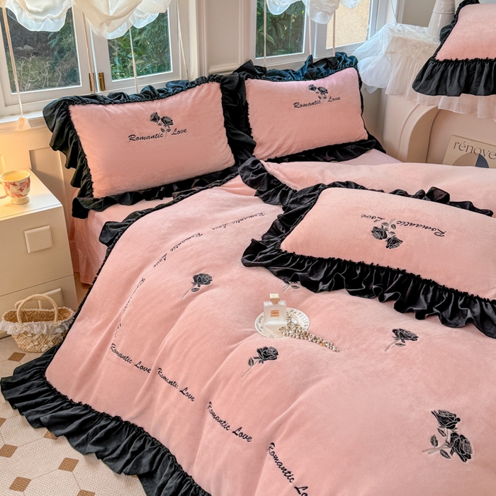 91家纺网 家纺一手货源 找家纺 凯美家居 2024新款法式牛奶绒刺绣四件套-欧雅 场景二 欧雅-粉玉