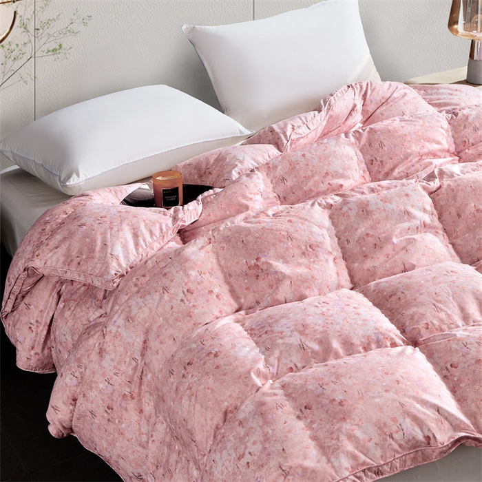 91家纺网 家纺一手货源 找家纺 静若居羽绒被壳 2024羽绒被壳印花糯棉静音软糯面料羽绒被壳厂家直销 小碎花嫩粉色