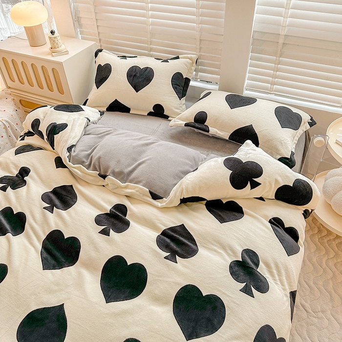 91家纺网 家纺一手货源 找家纺 卡普二店 2024新款牛奶绒印花四件套 慕斯