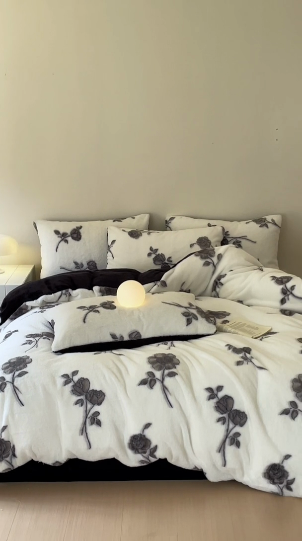 91家纺网 家纺一手货源 找家纺 安哆啦家纺 2024新款ins风高克重兔毛绒四件套 黑玫瑰