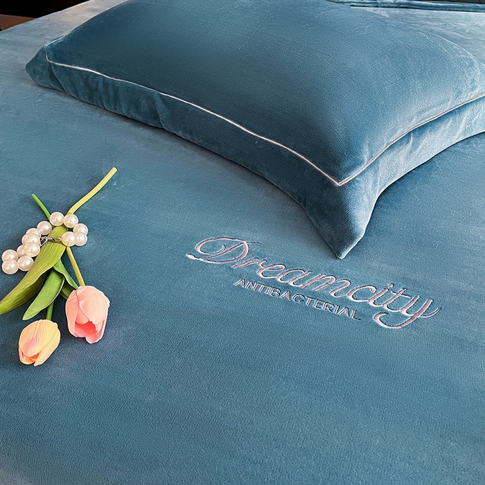 91家纺网 家纺一手货源 找家纺 2025新款A类牛奶绒刺绣床笠-森迪 森迪-天空蓝