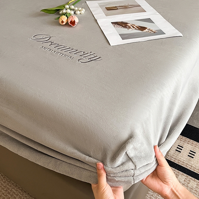 91家纺网 家纺一手货源 找家纺 2025新款A类牛奶绒刺绣床笠-森迪 森迪-薄雾灰