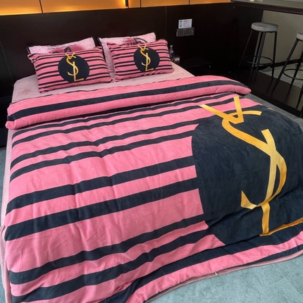 91家纺网 家纺一手货源 找家纺 花沐家居 2024牛奶绒印花四件套条纹女孩