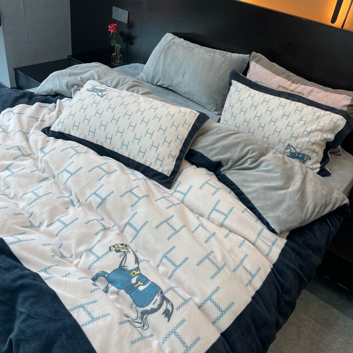 91家纺网 家纺一手货源 找家纺 花沐家居 2024牛奶绒印花四件套小马