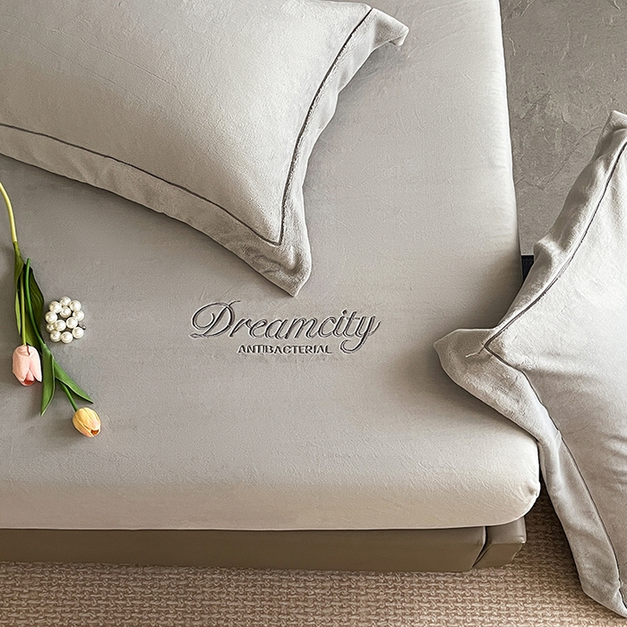 91家纺网 家纺一手货源 找家纺 2025新款A类牛奶绒刺绣床笠-森迪 森迪-薄雾灰