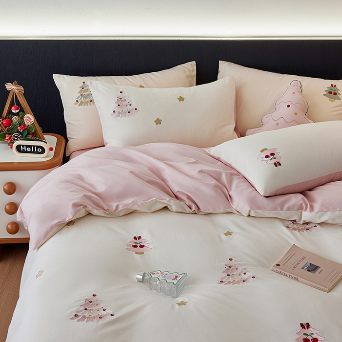 91家纺网 家纺一手货源 找家纺 2024新款60s全棉磨毛绣花四件套（元气卡通系） 冬日礼物-粉