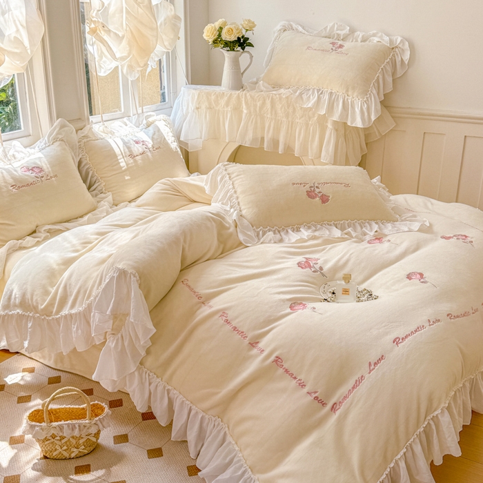 91家纺网 家纺一手货源 找家纺 凯美家居 2024新款法式牛奶绒刺绣四件套-欧雅 场景二 欧雅-奶白+粉玫瑰