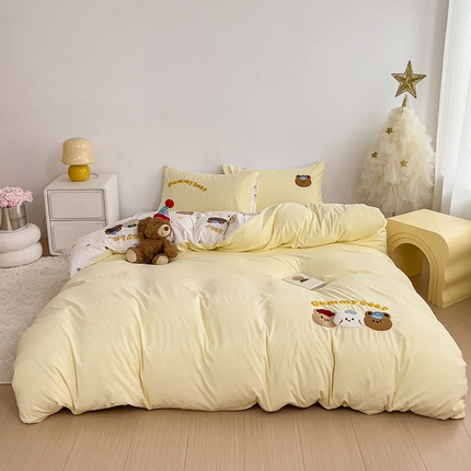 91家纺网 家纺一手货源 找家纺 一霖家纺 2024新款高克重云朵棉毛巾绣印＋绣小清新系列四件套 三只小熊