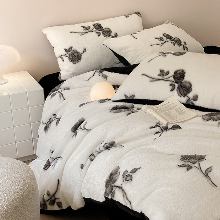 91家纺网 家纺一手货源 找家纺 安哆啦家纺 2024新款ins风高克重兔毛绒四件套 黑玫瑰