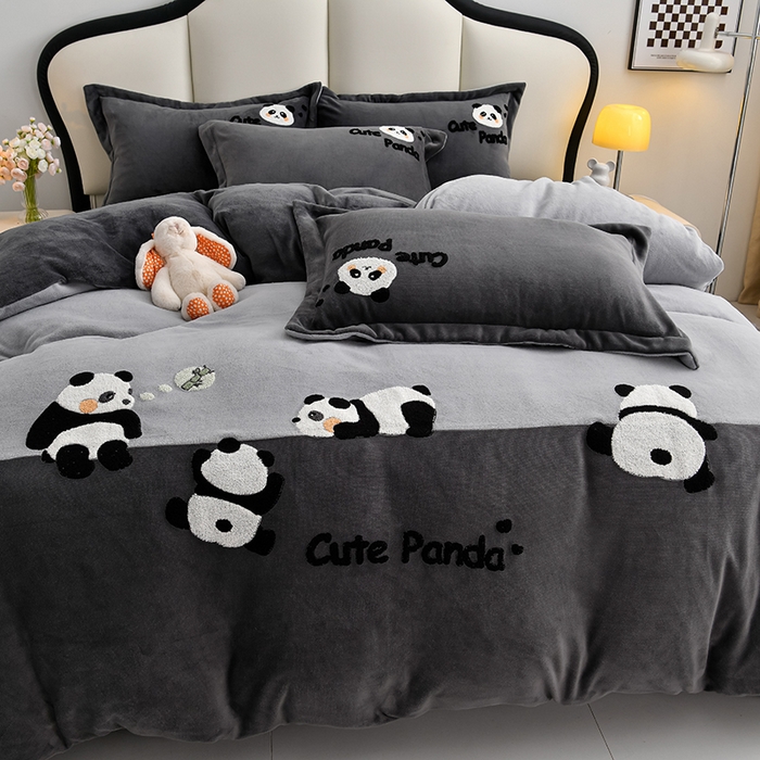 91家纺网 家纺一手货源 找家纺 一左一右 2024秋冬新款全消光高克重保暖加厚卡通拼接毛巾绣花牛奶绒四件套（提供买家秀） 熊猫集会-野鸽灰