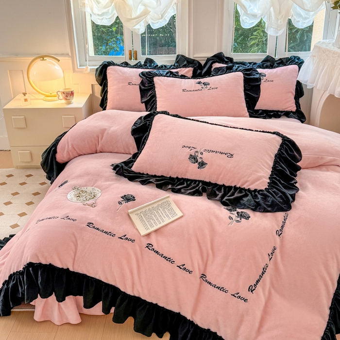 91家纺网 家纺一手货源 找家纺 凯美家居 2024新款法式牛奶绒刺绣四件套-欧雅 场景二 欧雅-粉玉