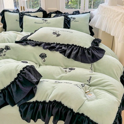 91家纺网 家纺一手货源 找家纺 （总）凯美家居 2024新款法式牛奶绒刺绣四件套-欧雅 场景二