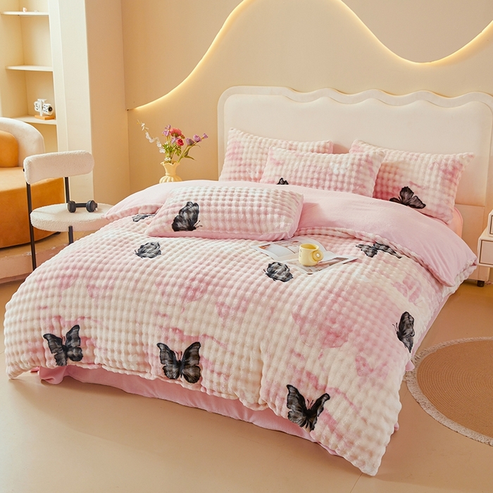 91家纺网 家纺一手货源 找家纺 巧格家纺 2025新款A类加厚泡泡牛奶绒印花工艺立体泡泡四件套（买家秀联系商家） 蝶追花