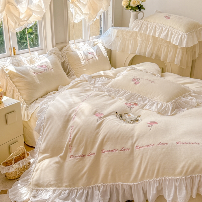 91家纺网 家纺一手货源 找家纺 凯美家居 2024新款法式牛奶绒刺绣四件套-欧雅 场景二 欧雅-奶白+粉玫瑰