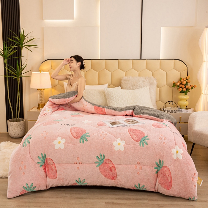 91家纺网 家纺一手货源 找家纺 2025新款直播雪花绒冬被法莱绒羊羔绒牛奶绒被子被芯 粉色草莓