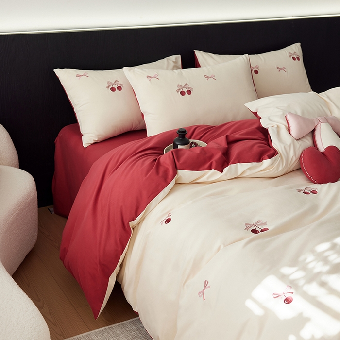 91家纺网 家纺一手货源 找家纺 2024新款60s全棉磨毛绣花四件套（元气卡通系） 蝴蝶结樱桃