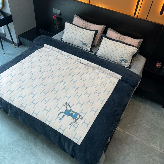 91家纺网 家纺一手货源 找家纺 花沐家居 2024牛奶绒印花四件套小马