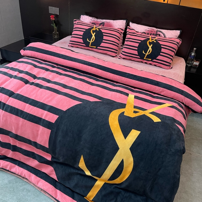 91家纺网 家纺一手货源 找家纺 花沐家居 2024牛奶绒印花四件套条纹女孩