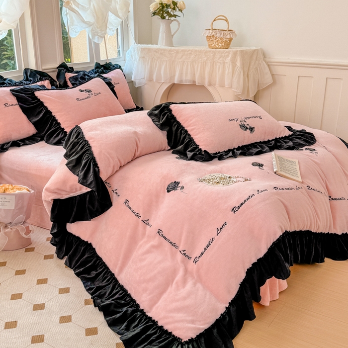 91家纺网 家纺一手货源 找家纺 凯美家居 2024新款法式牛奶绒刺绣四件套-欧雅 场景二 欧雅-粉玉