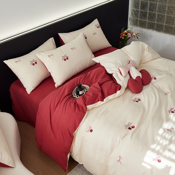 91家纺网 家纺一手货源 找家纺 2024新款60s全棉磨毛绣花四件套（元气卡通系） 蝴蝶结樱桃