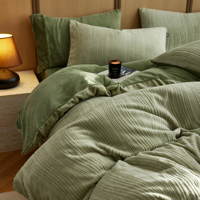 91家纺网 家纺一手货源 找家纺 2024新款全消光牛奶绒立体提花曲纹四件套 提花绒曲-复古绿