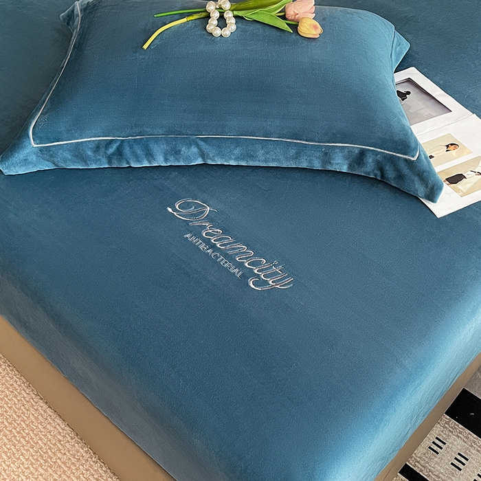 91家纺网 家纺一手货源 找家纺 2025新款A类牛奶绒刺绣床笠-森迪 森迪-天空蓝