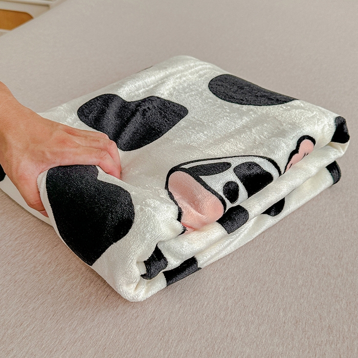 91家纺网 家纺一手货源 找家纺 卡普二店 2024新款牛奶绒印花单床单 奶牛杯