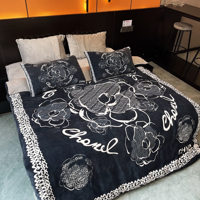 91家纺网 家纺一手货源 找家纺 花沐家居 2024牛奶绒印花四件套山茶花黑