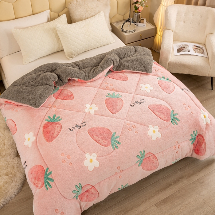 91家纺网 家纺一手货源 找家纺 2025新款直播雪花绒冬被法莱绒羊羔绒牛奶绒被子被芯 粉色草莓