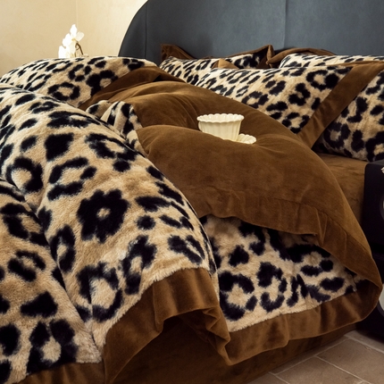 91家纺网 家纺一手货源 找家纺 九花鹿 2024新款A类宽边工艺款丹麦兔毛绒牛奶绒四件套 宽边丹麦兔绒-豹纹（卡其）