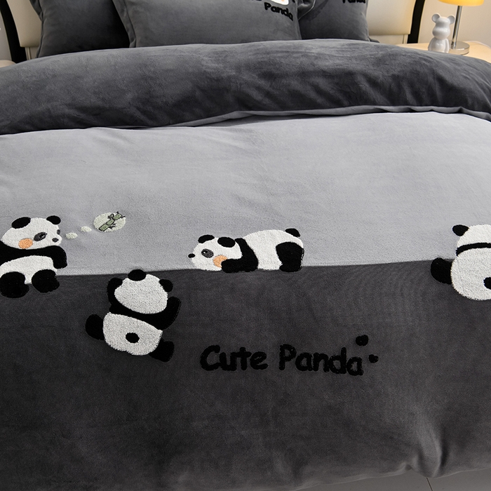 91家纺网 家纺一手货源 找家纺 一左一右 2024秋冬新款全消光高克重保暖加厚卡通拼接毛巾绣花牛奶绒四件套（提供买家秀） 熊猫集会-野鸽灰