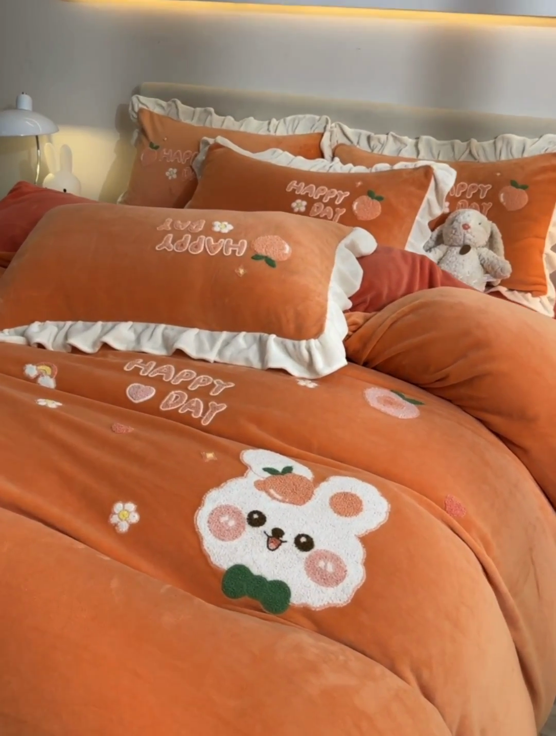 91家纺网 家纺一手货源 找家纺 一左一右 2024秋冬新款全消光高克重保暖加厚卡通花边毛巾绣花牛奶绒四件套（提供买家秀） 可爱兔兔-雅橘