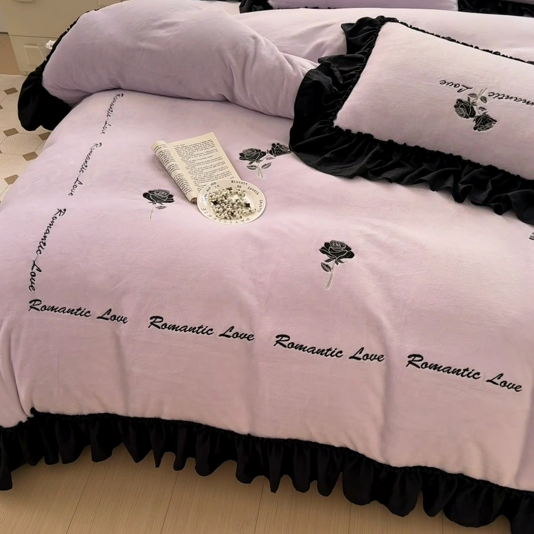 91家纺网 家纺一手货源 找家纺 凯美家居 2024新款法式牛奶绒刺绣四件套-欧雅 场景二 欧雅-浅紫