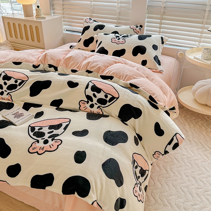 91家纺网 家纺一手货源 找家纺 卡普二店 2024新款牛奶绒印花单被套 奶牛杯