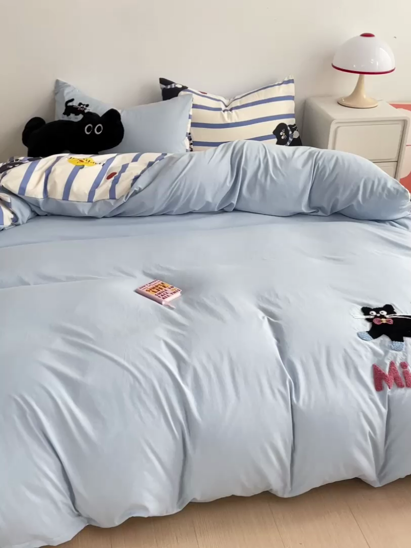 91家纺网 家纺一手货源 找家纺 一霖家纺 2024新款高克重云朵棉毛巾绣印＋绣小清新系列四件套 哈基米