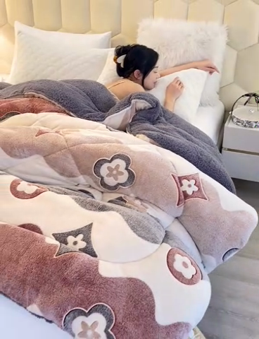 91家纺网 家纺一手货源 找家纺 2025新款直播雪花绒冬被法莱绒羊羔绒牛奶绒被子被芯 四叶草