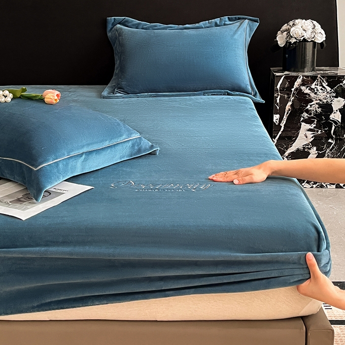 91家纺网 家纺一手货源 找家纺 2025新款A类牛奶绒刺绣床笠-森迪 森迪-天空蓝