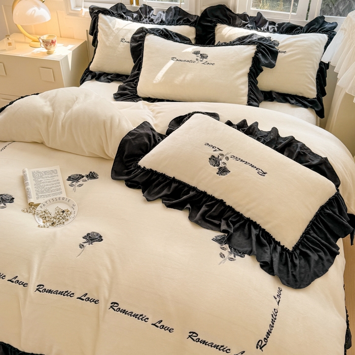 91家纺网 家纺一手货源 找家纺 凯美家居 2024新款法式牛奶绒刺绣四件套-欧雅 场景二 欧雅-奶白+黑玫瑰