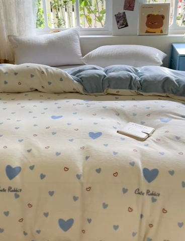 91家纺网 家纺一手货源 找家纺 卡普二店 2024新款牛奶绒印花单被套 满心欢喜