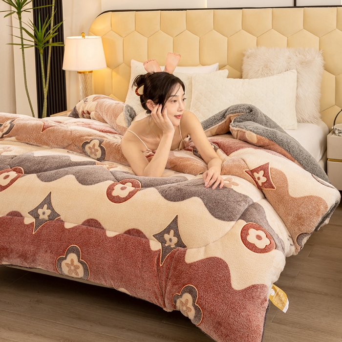 91家纺网 家纺一手货源 找家纺 2025新款直播雪花绒冬被法莱绒羊羔绒牛奶绒被子被芯 四叶草