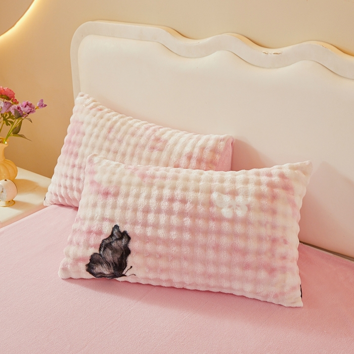 91家纺网 家纺一手货源 找家纺 巧格家纺 2025新款A类加厚泡泡牛奶绒印花工艺立体泡泡四件套（买家秀联系商家） 蝶追花